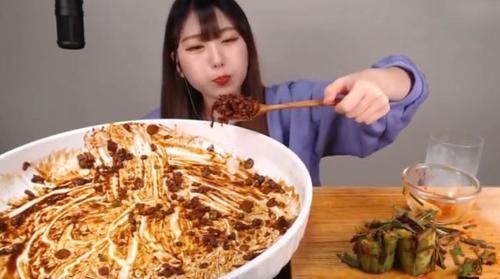 妹子|大胃王吃80斤“火鸡面”,桌上鸡蛋出卖了她,网友当我们傻吗