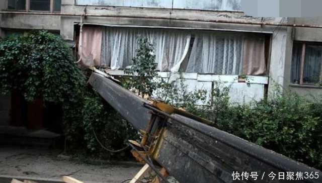  起重机|大型吊机施工时出意外，老板赶来后气坏了