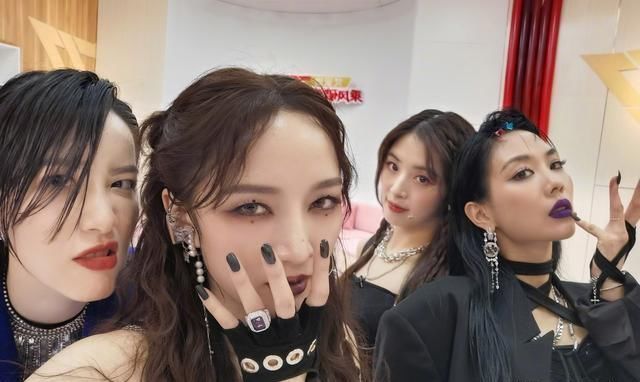  扇子|《乘风破浪的姐姐》三公结果公布，孟佳淘汰，金莎王霏霏泪洒现场