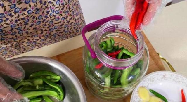 不坏|腌黄瓜时,多加这1步,黄瓜又脆又绿,放半年也不坏,太好吃了
