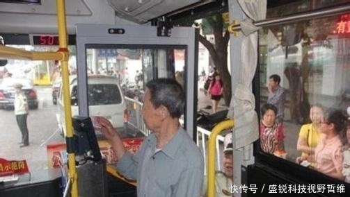 小妍母女|小女孩好心给老人让座，却被老人一家打得头破血流