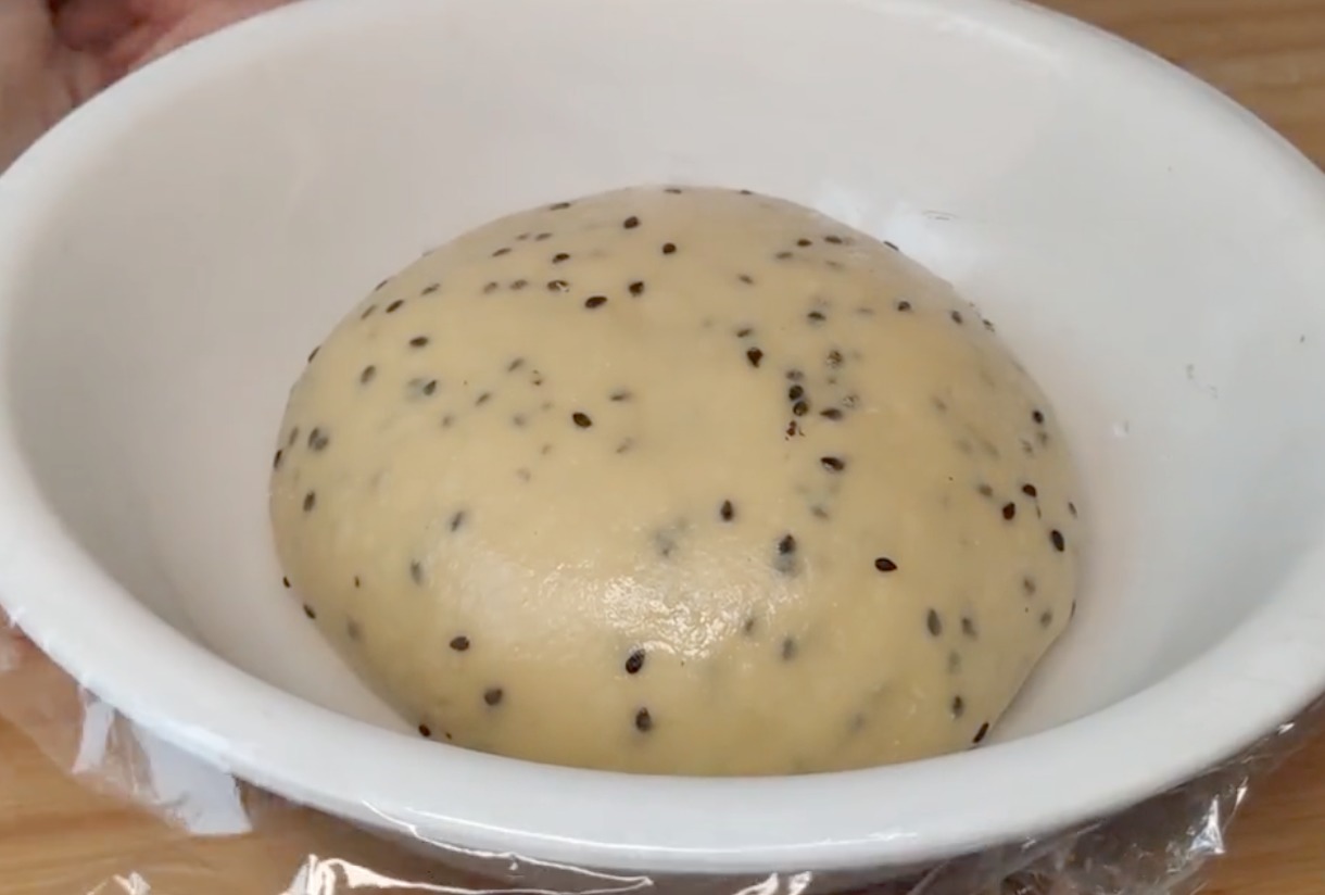 香甜|1分钟学会用面粉做道“鸡蛋空心饼”,香甜美味,蓬松暄软