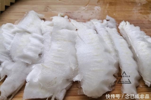 白菜|白菜炖豆腐，先炒白菜还是先炖豆腐都不对，大厨这样做，比肉香