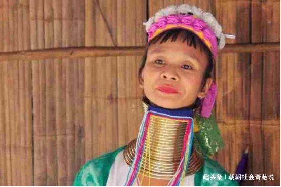 拍照|她们一生只摘三次环,洗澡只能用稻草塞进去洗,靠跟游客拍照为生