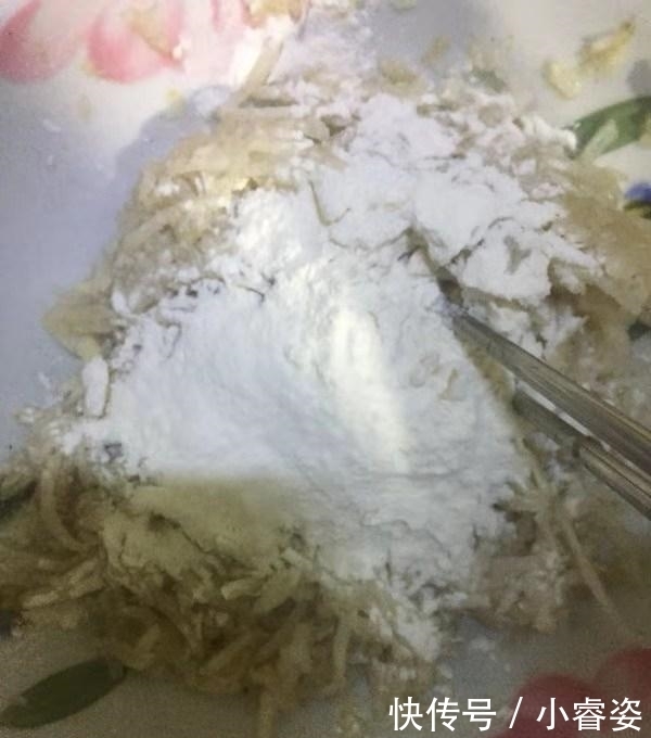  酥脆|炸丸子不酥脆？和面加料有1步最关键，炸出来丸子更香脆