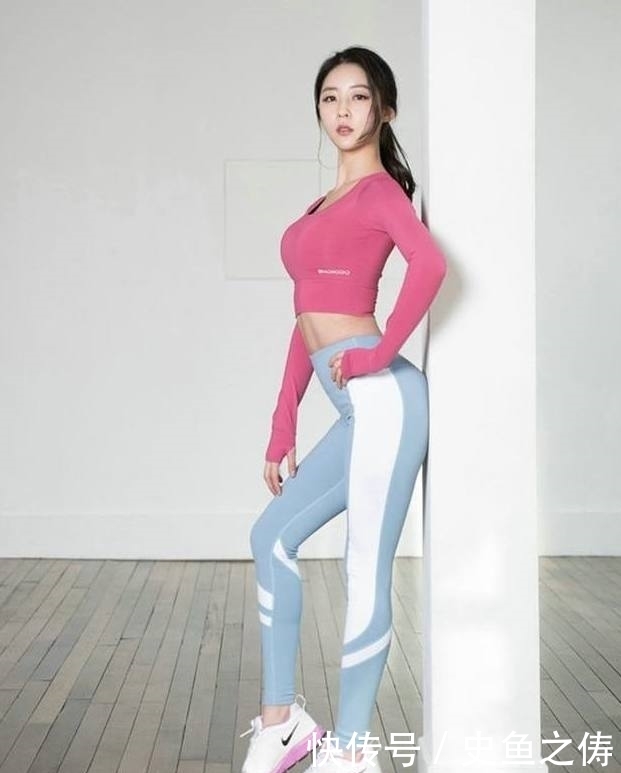 夏季|夏季女生穿紧身打底裤,展现优美身姿,女人味十足!