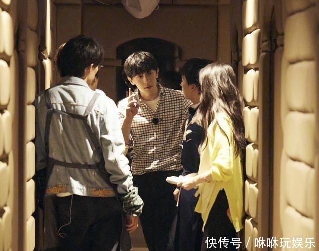 吓成|《密逃》空降开播,Justin凭胆量成为全场最A,邓伦被吓成小姑娘