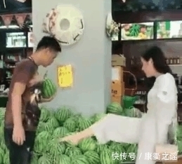 走近|女子判断西瓜成熟度居然用脚拍打, 老板不解, 走近一看却被感动了!