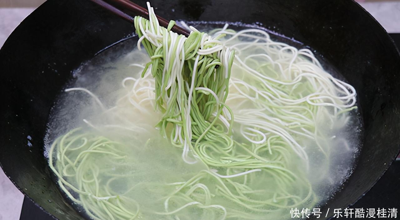  口感|手把手教你在家做炒面，分享两个技巧，面条不粘锅不起坨很有口感