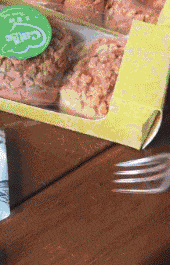 破洞|搞笑GIF:最潮流破洞牛仔裤 新款!绝对新款