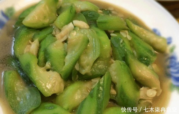 早点|炒丝瓜时,不能直接就下锅,难怪丝瓜发黑又难吃,早点知道早受益