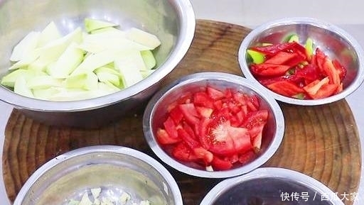 红烧肉|1个茄子、2个番茄,隔天就要吃1回,拿红烧肉都不换,又香又解馋