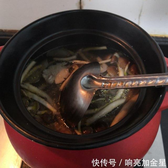  好喝|茶树菇鱼丸鸡汤，营养丰富，鲜美好喝