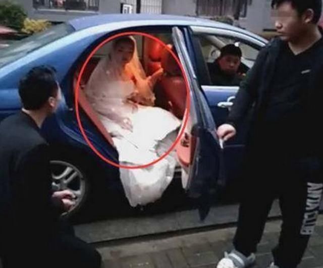 激怒|新娘讨要9万下车费，新郎被激怒，钱没有，哪里来的回哪去