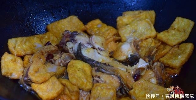 下饭|鱼头别蒸着吃了,加3块钱油豆腐教你特色吃法,简单好吃又下饭