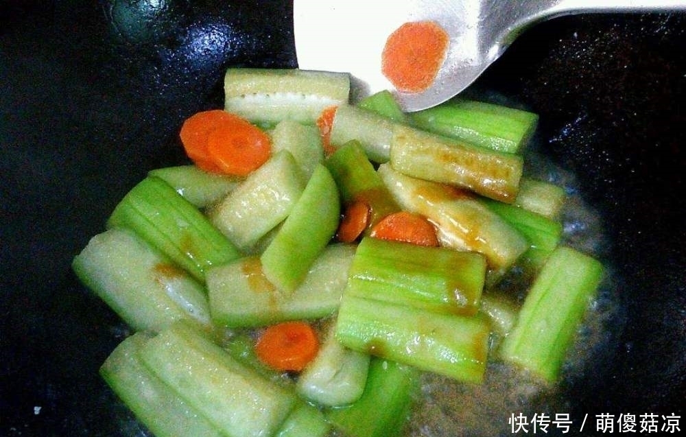  称为|丝瓜和它是绝配，称为“褪黑素”，晒黑的肌肤白回来，精神过夏天