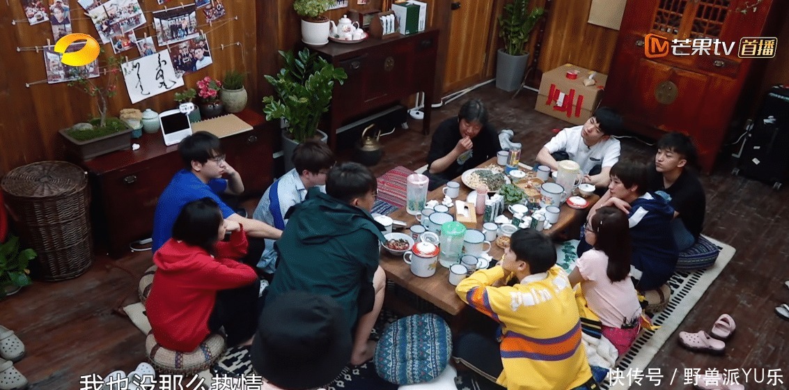 彭昱畅|节目四十度高温,黄磊何炅不想干活,彭昱畅冒险摘椰子背负了太多