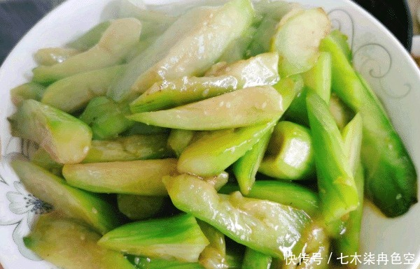 早点|炒丝瓜时,不能直接就下锅,难怪丝瓜发黑又难吃,早点知道早受益