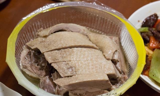 吃饭|周末亲戚来家里吃饭,弟媳下厨做了11道菜,大伙吃了一锅米饭