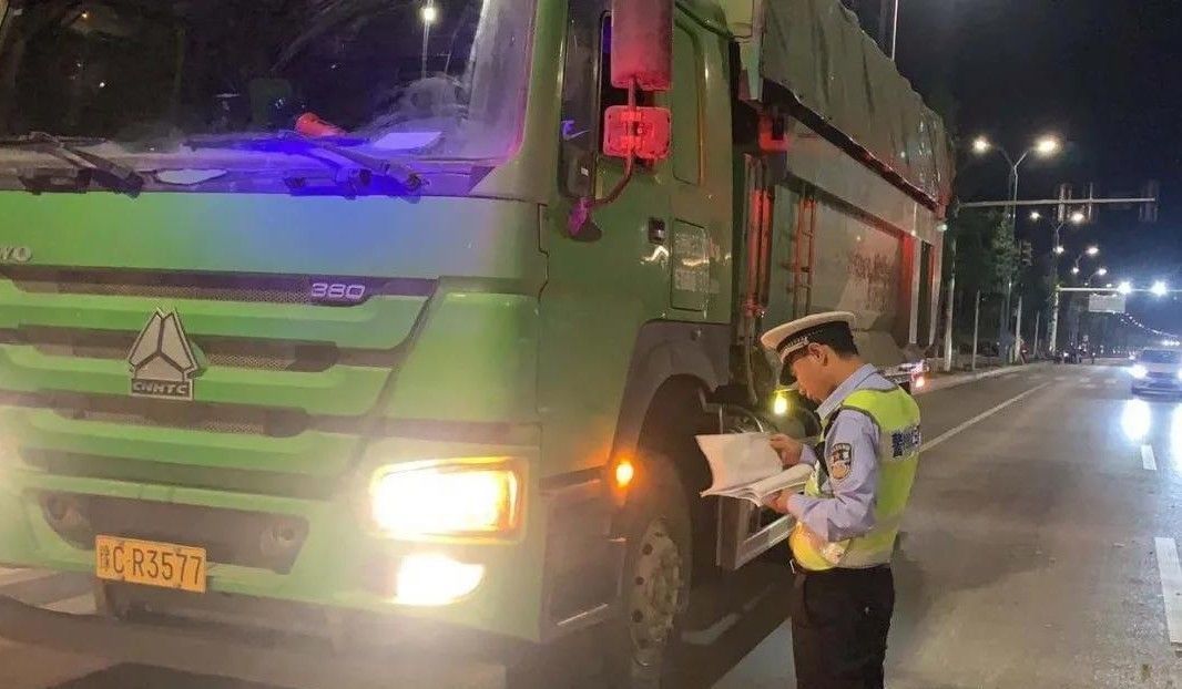 整治|洛宁交警持续整治渣土车 打赢蓝天保卫战