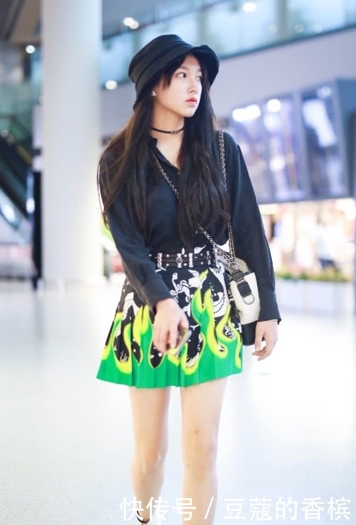 钻进|程潇的背法太有个性了,头钻进两条背带之间,怕单肩背会掉?