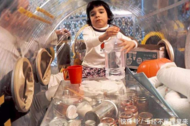  触摸|“泡泡男孩”：12岁才走出隔离罩，在死亡前第一次触摸到了妈妈