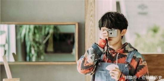 老师|四字弟弟跟何老师约定要穿背带裤,却不告诉他要束腰带,结果上身差距明显