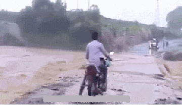 干净|搞笑GIF:擦地阿姨很认真,地真干净