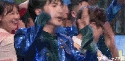  西装革履|有生之年系列——大张伟西装革履，端坐办公桌前！