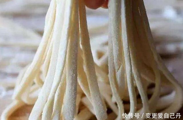 揉面|别再买手工面了,教你在家做,不揉面不擀面,爽滑筋道,太香了!