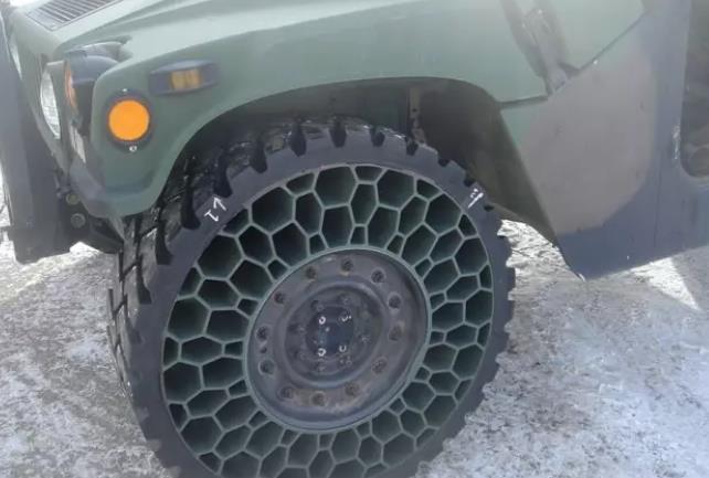 新花样|车轱辘玩出“新花样”轮胎没空气,战车照样满地撒欢