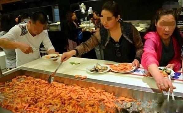 餐厅|奶奶带孙子吃自助餐,浪费食材蛮不讲理,餐厅的做法让人称赞