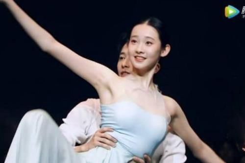  芭蕾|《创3》舞台首秀都穿女团服，只有张艺凡与众不同，确定没走错片场