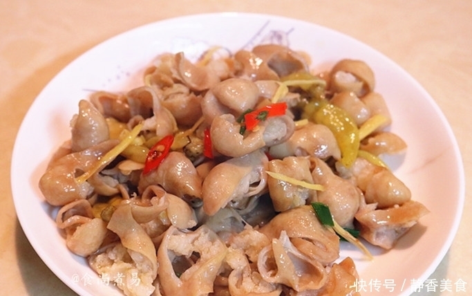  上桌|周末做了这顿午餐，三种口味猪大肠端上桌，米饭煲好后一粒未动
