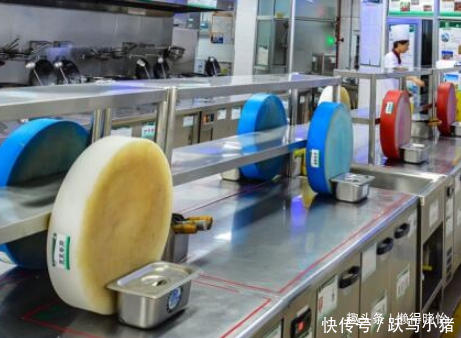 学校食堂|为什么学校食堂宁愿倒掉饭菜,也不给学生多打食堂阿姨说漏了嘴