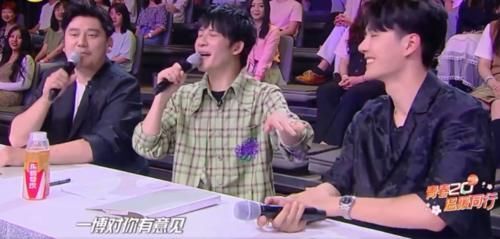  实在是太|王一博太调皮被误会，“不满”选手砸话筒弹飞笔，藏在本后太可爱