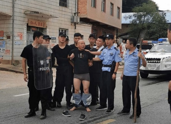  曾春亮|警方抓捕曾春亮时为何扒掉他的裤子