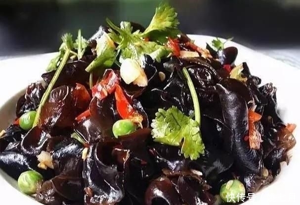  木耳|凉拌木耳，木耳先焯水就错了，难怪不脆不入味，大厨：这样做才对