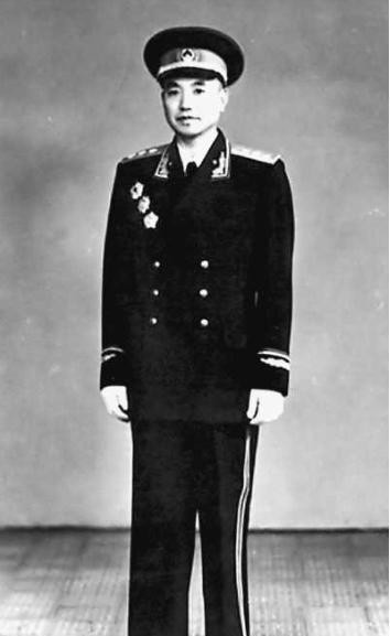 战友|他同级别的战友为元帅,资历和战功肩比大将,55年却被授予上将