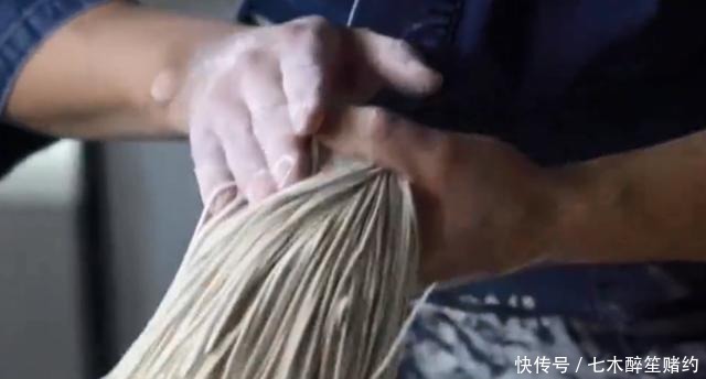 手法|中国人做龙须面靠手法,老外竟然“投机取巧”做,光锅都2米宽