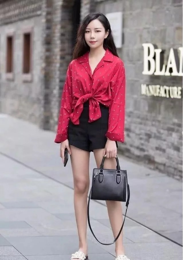 喜欢|街拍:一字肩上衣搭配牛仔短裤,小美女格外的优雅,越看越喜欢