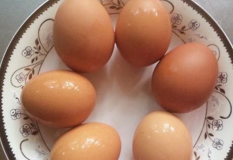  煮鸡蛋的小|煮鸡蛋时，别直接就下锅，老师傅分享3个小技巧，鸡蛋嫩滑易剥壳