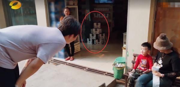 商品|《向往4》黄磊村里发现小卖部,看到货架上的商品后,彻底“露馅”了