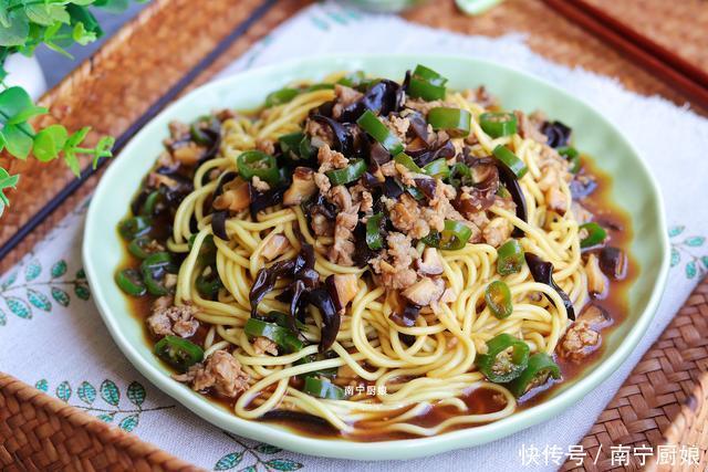 大鱼大肉|秋天吃大鱼大肉不如吃这盘卤面，做法简单，好吃到爆，上桌就光盘