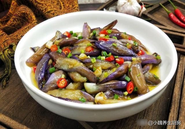  吸油|现在才知道，炒茄子不能先放油厨师教您一招，茄子不吸油不发黑