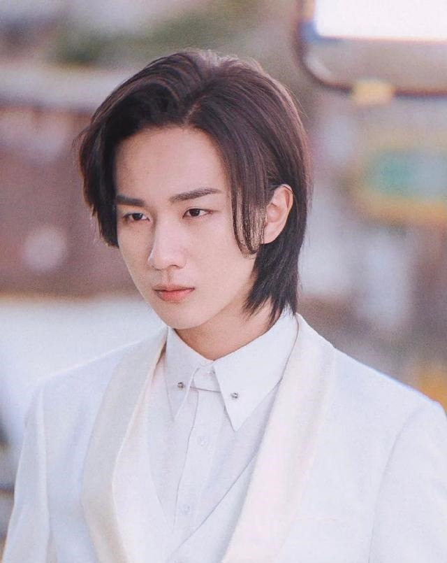 李宏毅|有部悬疑剧一直在磕邓伦,可他家团队内部对这个资源的态度不一致