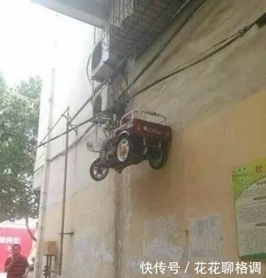 穿着|妹子,穿着裙子,就不要把脚翘在桌子上了,影响多不好啊!