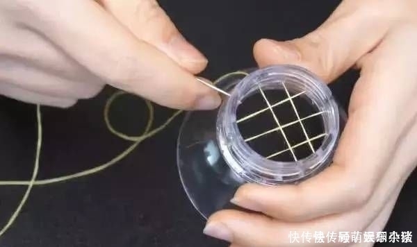 全家人|把线缝在塑料瓶口上,没想到还有这个大妙用,全家人都要抢着用!