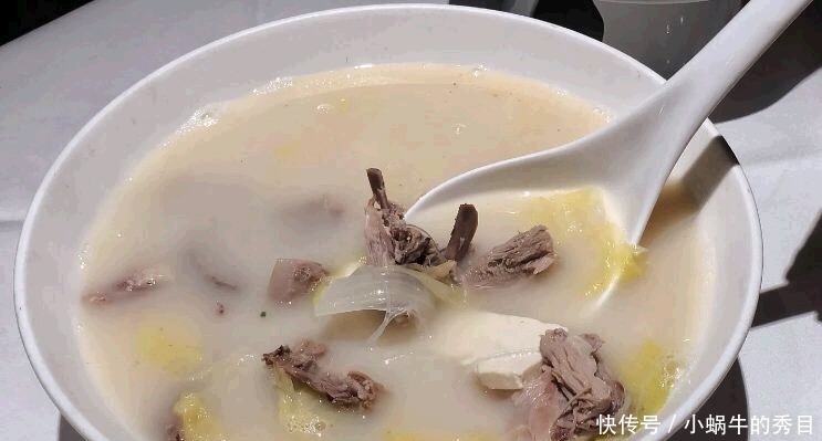 鸭架|去饭店吃烤鸭,服务员问:鸭架炖汤还是炸?回答这两个字才是行家