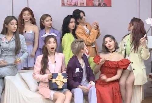 索求|THE9直播意外不断,虞书欣冷落赵小棠,安崎“无视”许佳琪索求